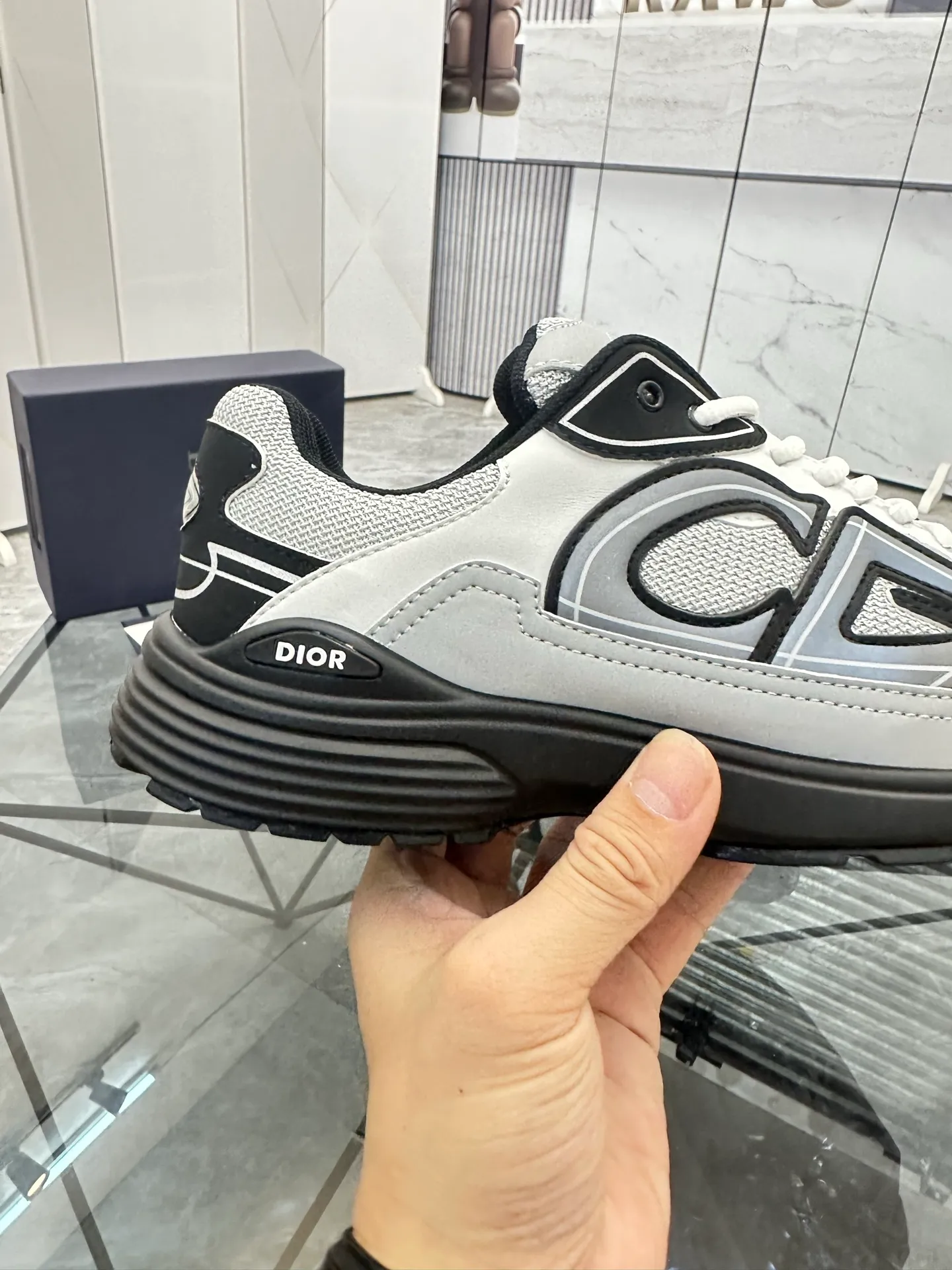 Men's shoes: 💰P400¥ Available in Guangzhou Product trademark: Dior* "Dior*" low-top casual shoes Regular size: 35-46 (can be customized to 47) Couple style Product materials: Upper imported cowhide stitched with original fabric, breathable lining, ultra-light foam original outsole. No.: 007